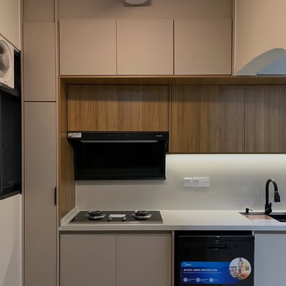 Kabinet dapur dua tona dengan LED