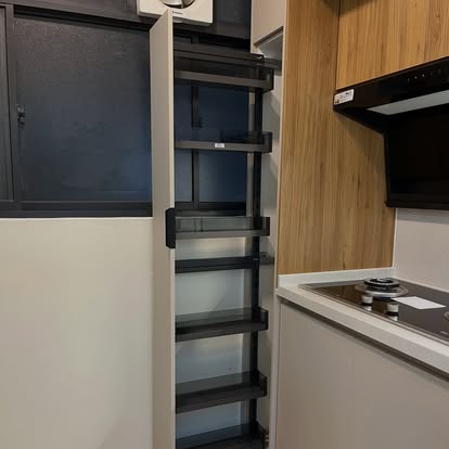 Pull-out pantry dan kabinet kayu