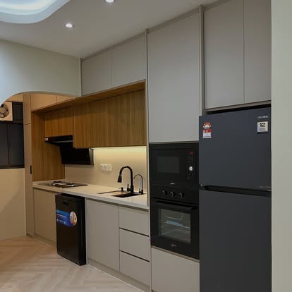 Kabinet dapur custom Zureno — tona grey & kayu oak dengan built-in oven